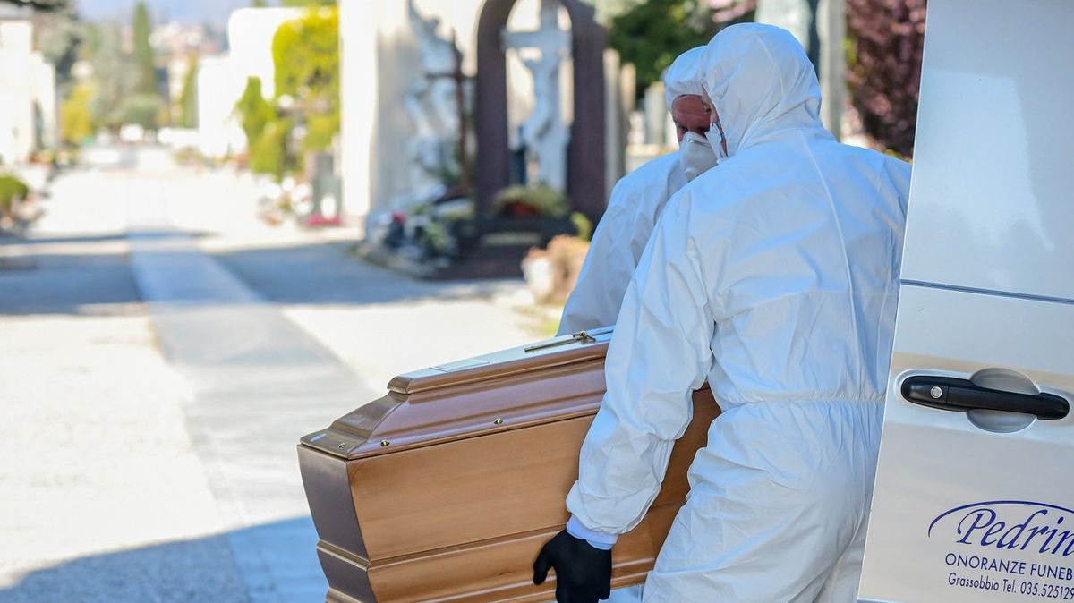 Co s mrtvými těly? Italská krematoria jedou nonstop, Írán kope masové hroby
